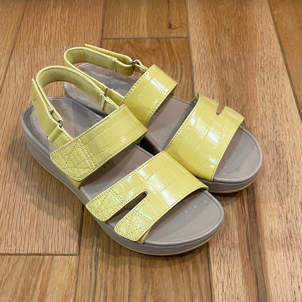 Vionic Yellow Croc-Embossed Women's Platform Sandals Size 7M
